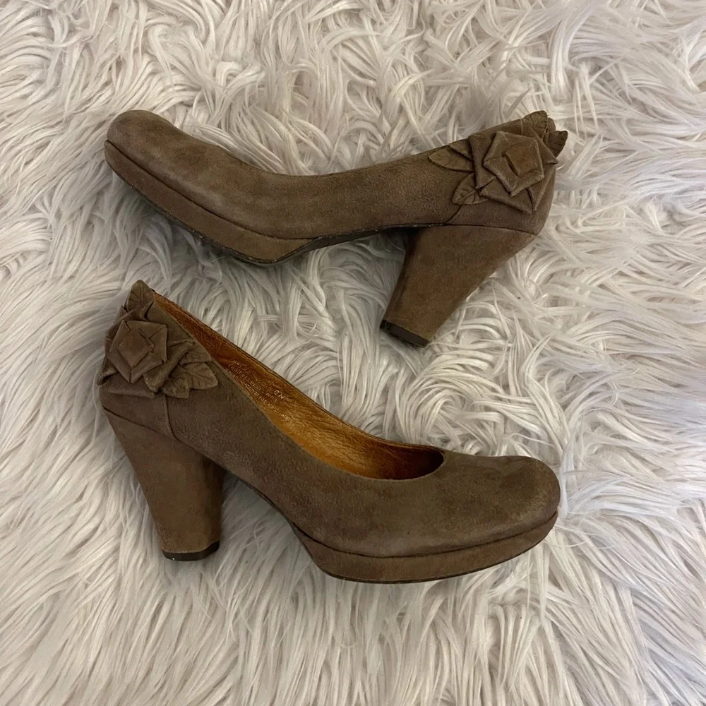 Anthropologie | Taupe suede | Naya Bakula heel - Picture 4 of 15